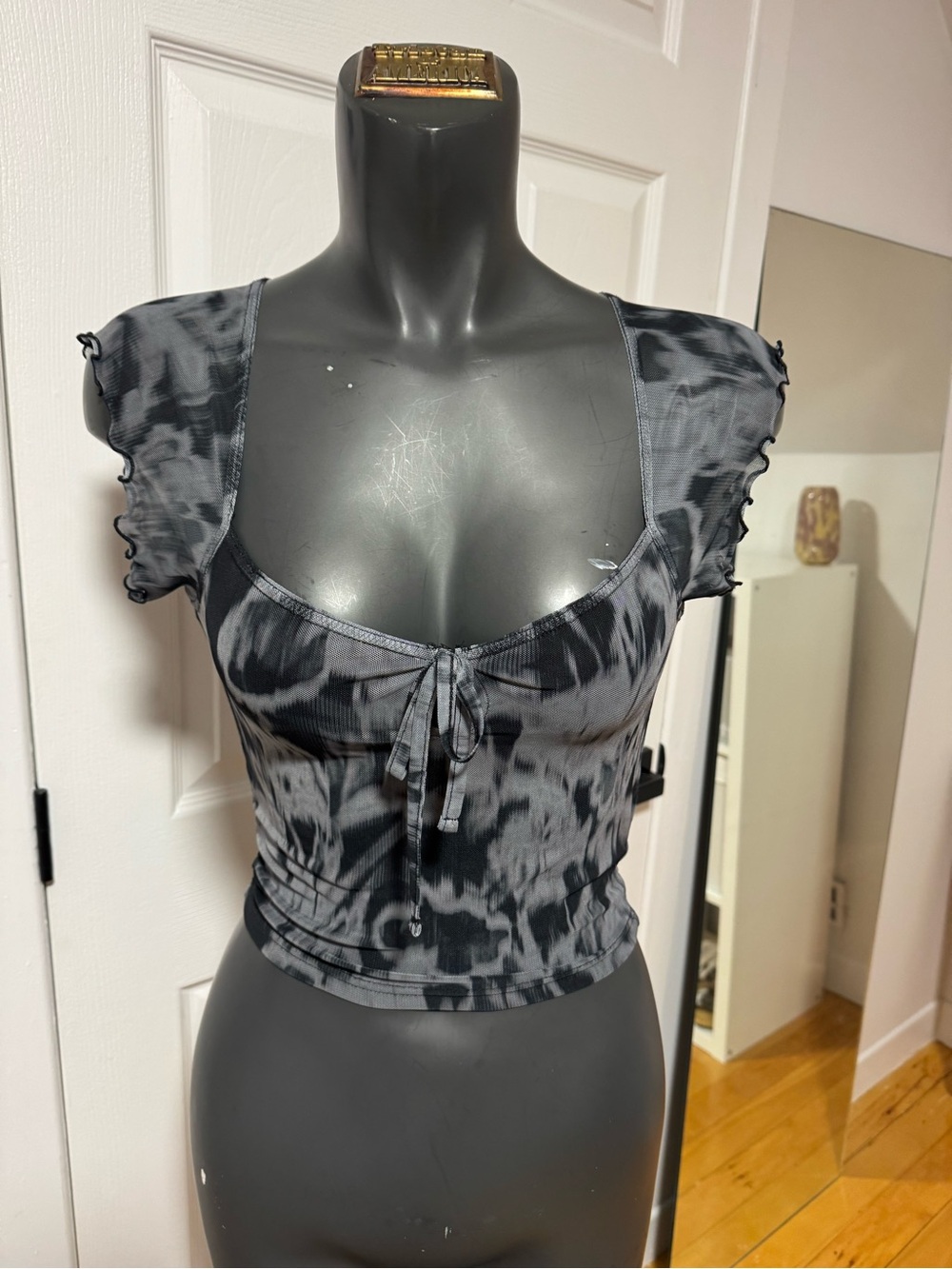 Women’s Black & Gray Tie-Front Crop Top